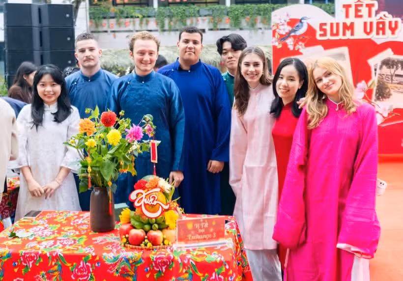 Los estudiantes foráneos en la Universidad de Comercio Exterior también participaron en una competencia de disposición de la ofrenda de frutas del Tet. (Foto: Vietnam+)