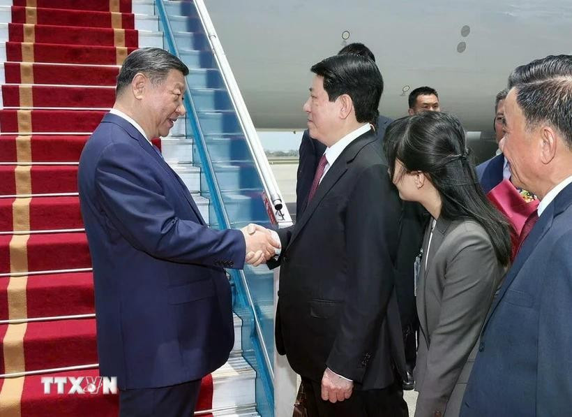 El presidente de Vietnam, Luong Cuong, da la bienvenida al secretario general del Partido Comunista de China y presidente del país, Xi Jinping, en el aeropuerto internacional de Noi Bai. (Fuente: VNA)