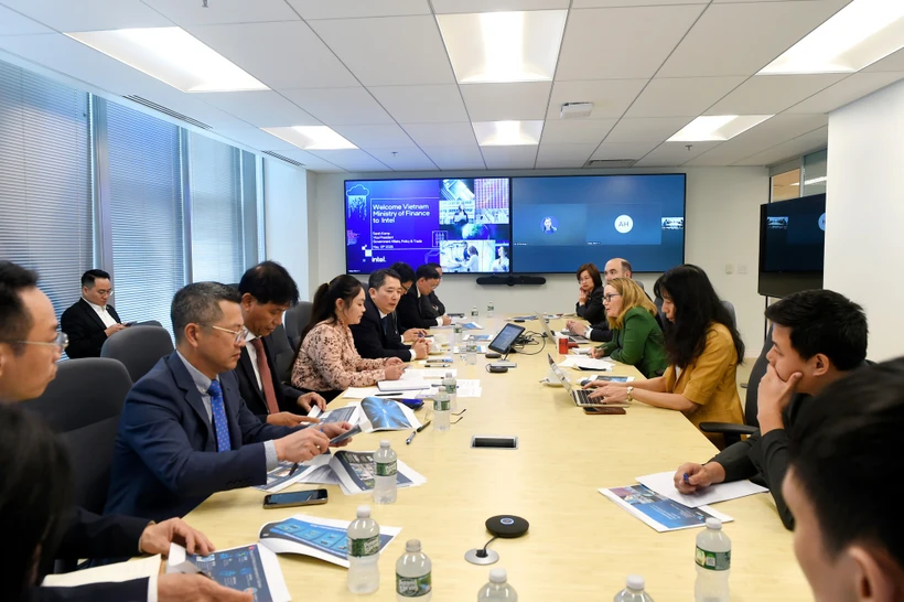 El Ministerio de Finanzas promueve la búsqueda de oportunidades para que las empresas vietnamitas inviertan en el mercado estadounidense, el país con la mayor economía del mundo. (Foto: Vietnam+) 