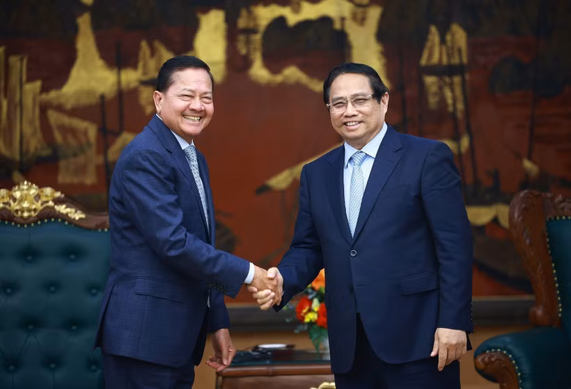 El primer ministro de Vietnam, Pham Minh Chinh, recibe al viceprimer ministro de Camboya, Neth Savoeun. (Fuente: VNA)