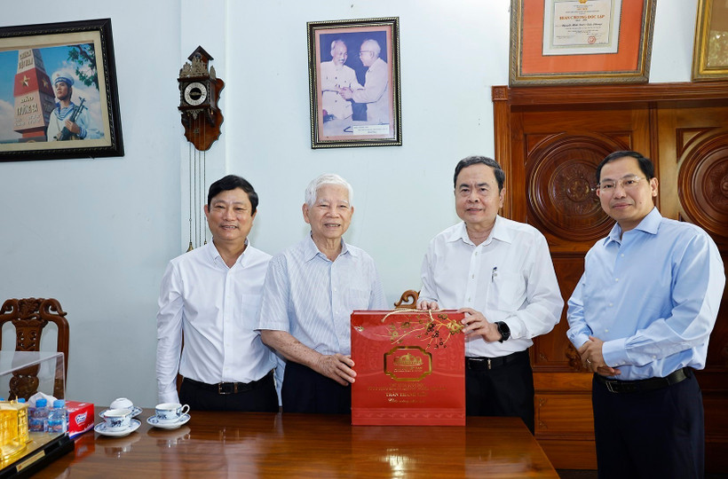 El presidente de la Asamblea Nacional de Vietnam, Tran Thanh Man, visita al expresidente Nguyen Minh Triet. (Foto: VNA)