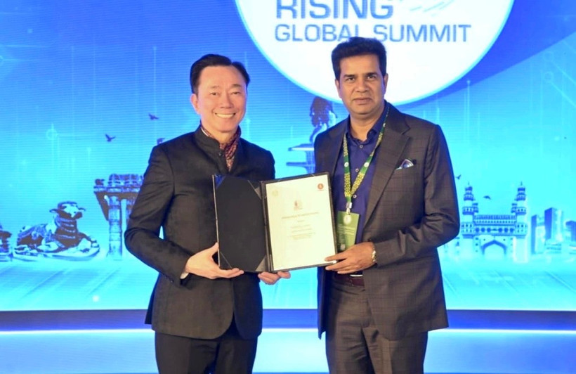 Pham Sanh Chau (izquierda), director general de Vingroup Asia , y Sanjay Kumar, viceministro de Industria y Comercio del Estado de Telangana, en la ceremonia de firma. Foto: Vingroup