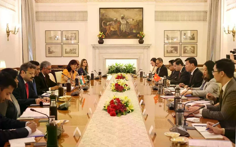 El viceministro de Relaciones Exteriores de Vietnam, Nguyen Manh Cuong, y su homólogo indio, Periasamy Kumaran, copresiden la XIII Consulta Política y el X Diálogo Estratégico entre ambos países. (Fuente: baoquocte.vn)