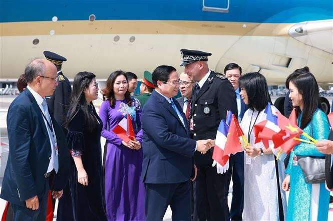 Funcionarios de la Embajada de Vietnam en Francia reciben al primer ministro Pham Minh Chinh y su esposa. (Fuente: VNA)