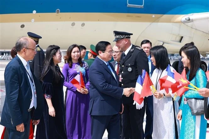 Funcionarios de la Embajada de Vietnam en Francia reciben al primer ministro Pham Minh Chinh y su esposa. (Fuente: VNA)