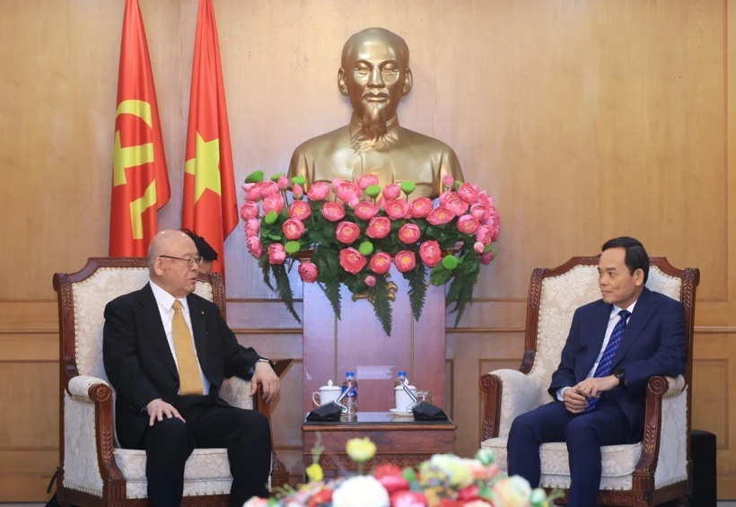 El jefe de la Comisión de Políticas y Estrategias del Comité Central del Partido Comunista de Vietnam, Tran Luu Quang, y el asesor especial de la Alianza Parlamentaria de Amistad Japón-Vietnam, Takebe Tsutomu. (Fuente: VNA)