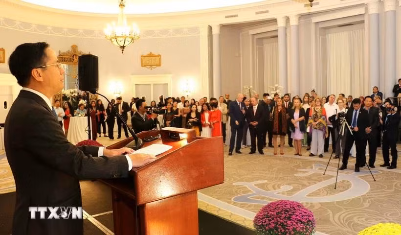 El embajador vietnamita en Canadá, Pham Vinh Quang, habla en la ceremonia conmemorativa por el Día Nacional de Vietnam en septiembre pasado. (Foto de ilustración: VNA)