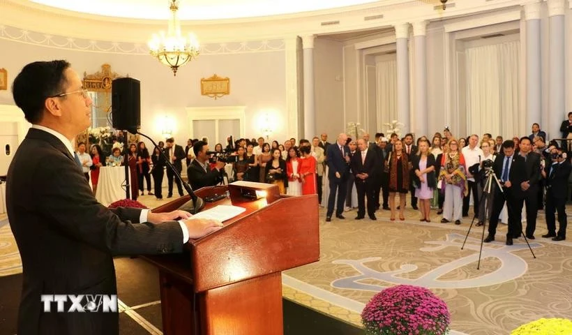El embajador vietnamita en Canadá, Pham Vinh Quang, habla en la ceremonia conmemorativa por el Día Nacional de Vietnam en septiembre pasado. (Foto de ilustración: VNA)