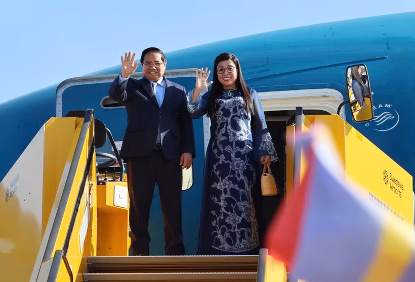 El primer ministro de Vietnam, Pham Minh Chinh, y su esposa parten de Estocolmo hacia Hanoi, terminando su visita oficial a Suecia. (Fuente: VNA)