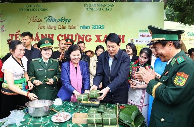 El presidente de Vietnam, Luong Cuong, participa en la elaboración de Banh chung. (Fuente: VNA)