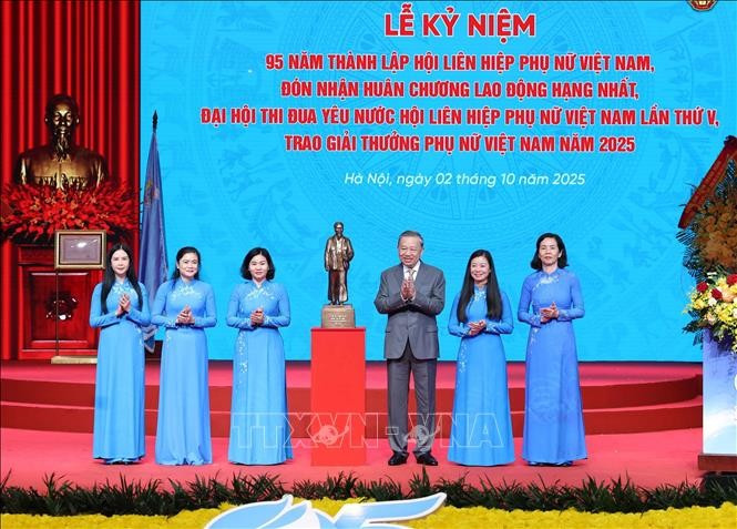 El secretario general del Partido Comunista de Vietnam, To Lam, entrega una estatua del Presidente Ho Chi Minh a la Unión de Mujeres de Vietnam. (Foto: VNA.)