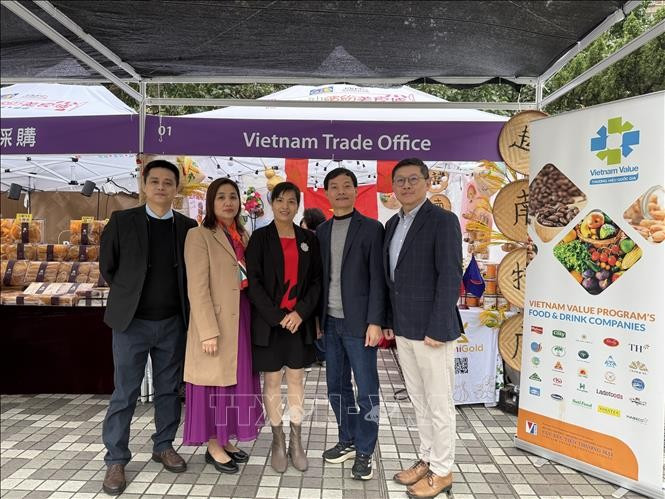 Vu Thi Thuy, vicecónsul general y jefa de la Oficina Comercial de Vietnam en Hong Kong (segunda por la izquierda), y representantes de empresas participantes en la feria. Foto: VNA