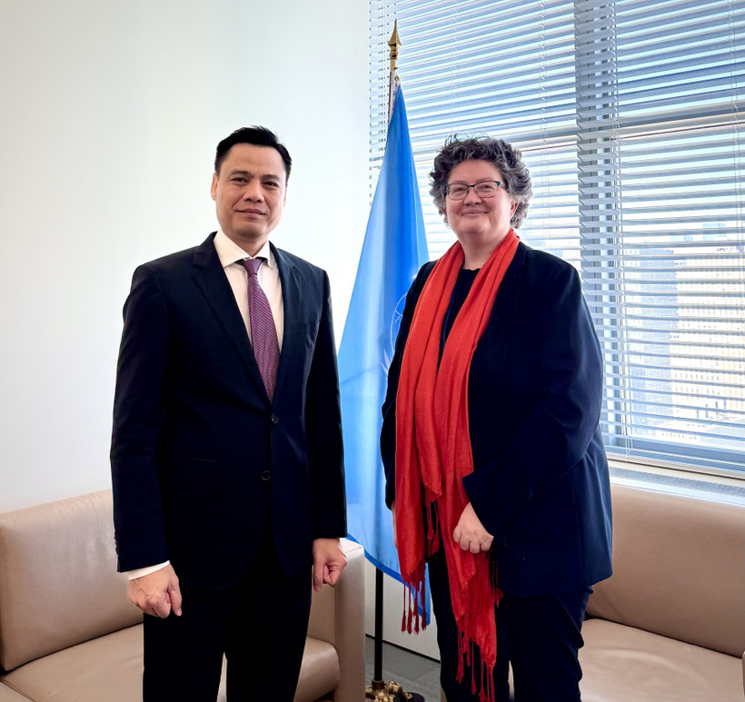 La secretaria general adjunta de Asuntos Jurídicos de las Naciones Unidas, Elinor Hammarskjöld, y el embajador Dang Hoang Giang, jefe de misión permanente de Vietnam ante la ONU. (Fuente: VNA)