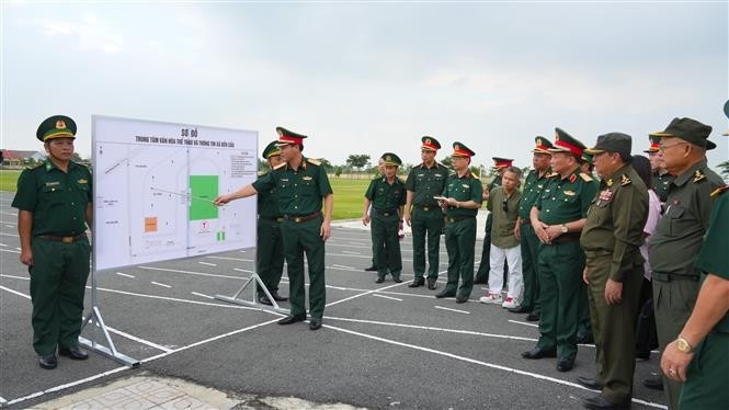 Líderes del Comando de la Guardia Fronteriza provincial de Tay Ninh informan que la delegación del Ministerio de Defensa planea organizar el Intercambio Amistoso de Defensa Fronteriza entre Vietnam y Camboya. (Foto: VNA)