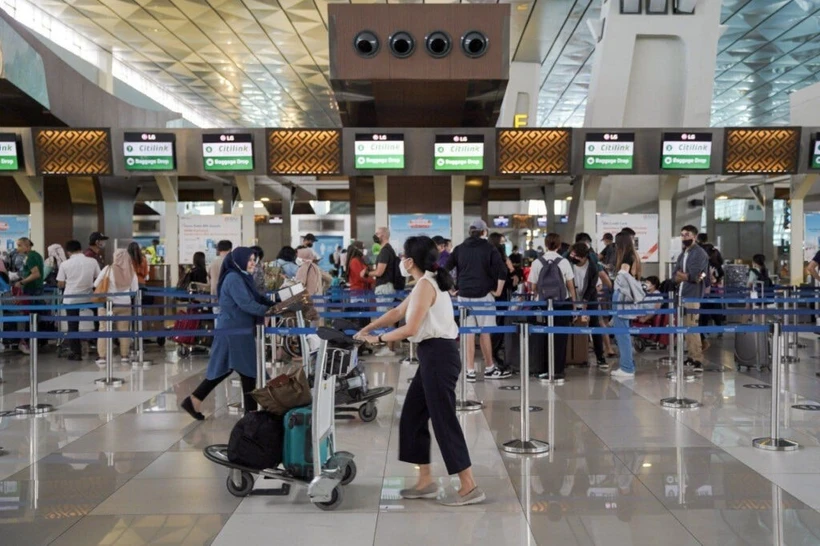 Los pasajeros se registran en el aeropuerto de Indonesia. (Foto: Expatlifeindonesia)