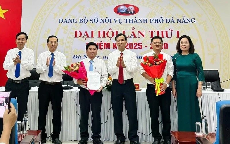 El Comité del Partido Comunista de Vietnam del Departamento de Asuntos Internos de Da Nang anuncia la creación de la célula del Partido en la zona especial de Hoang Sa el 16 de junio. (Fuente: Nhandan.vn)