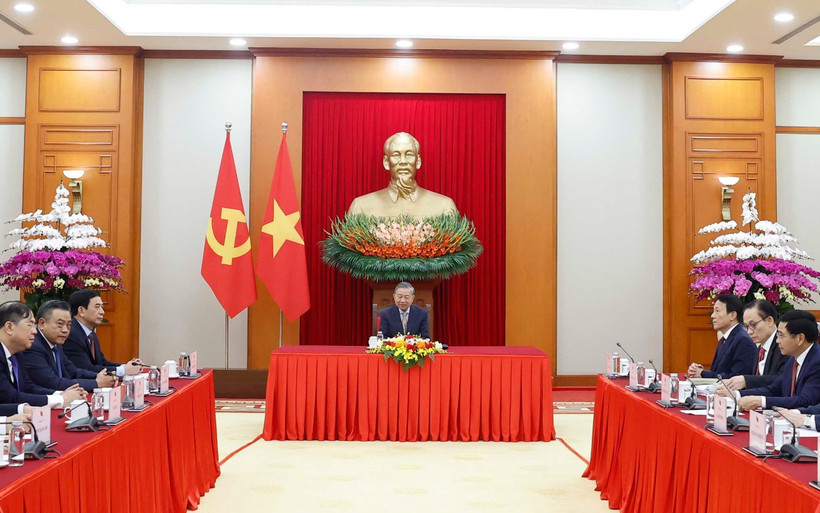 El secretario general del Partido Comunista de Vietnam, To Lam, sostiene una conversación telefónica con el presidente de Corea del Sur, Lee Jae Myung. (Foto: VNA)