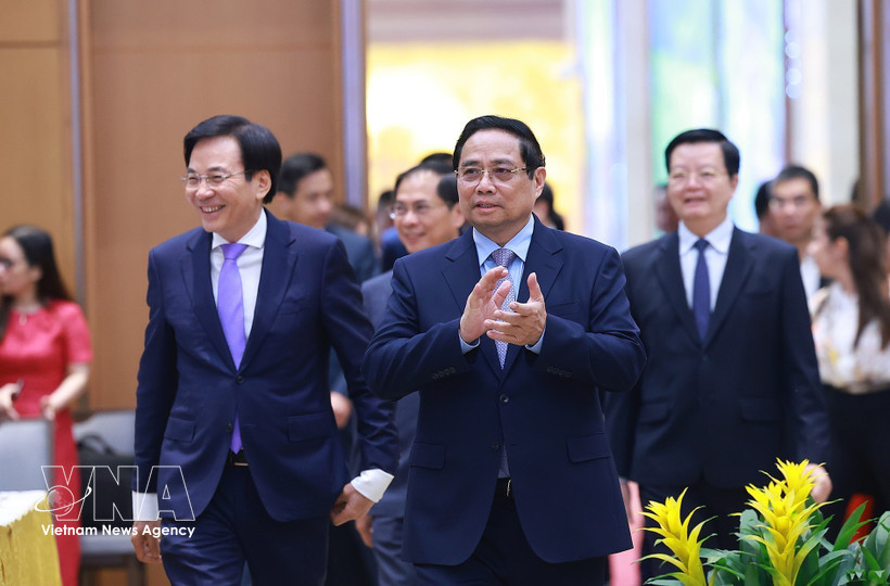 El primer ministro de Vietnam, Pham Minh Chinh, felicita a los funcionarios de la Oficina del Gobierno por el Tet. (Foto: VNA)