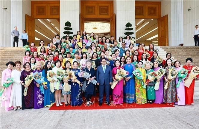 El primer ministro Pham Minh Chinh con científicas e ingenieras en la Conferencia de la Red de Mujeres Científicas e Ingenieras de Asia y el Pacífico en octubre de 2024. (Fuente: VNA)