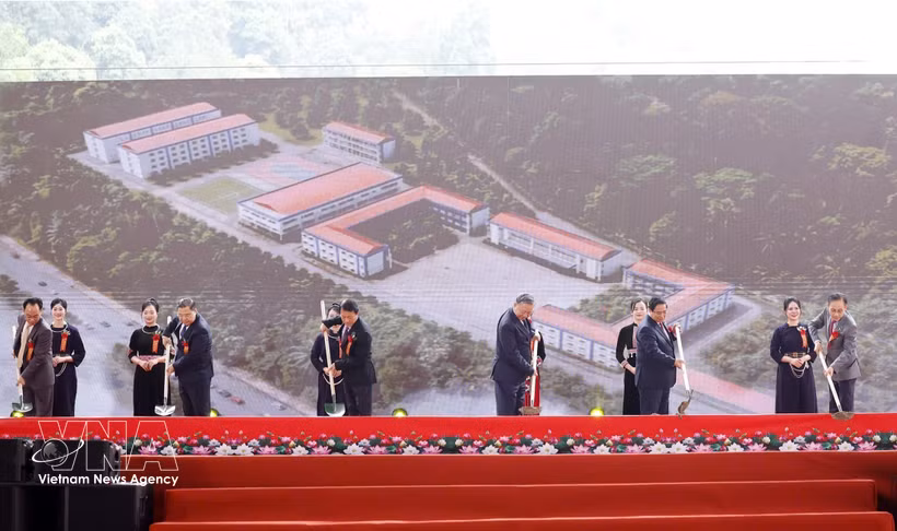 El secretario general del Partido Comunista de Vietnam, To Lam, el primer ministro Pham Minh Chinh, y los representantes realizan acto de inicio de construcción de escuelas. (Foto: VNA)