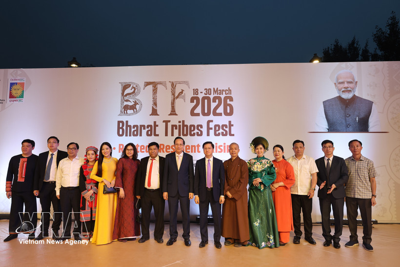 El ministro de Asuntos Étnicos y Religiosos de Vietnam, Dao Ngoc Dung, y la delegación vietnamita de alto rango posan para una foto conmemorativa en elel Bharat Tribes Fest 2026. Foto: VNA