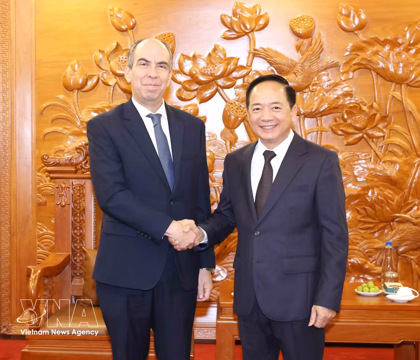 El miembro del Buró Político y jefe de la Comisión de Propaganda, Educación y Movilización de Masas del Comité Central del Partido Comunista de Vietnam, Trinh Van Quyet, y el embajador de Cuba, Rogelio Polanco Fuentes. (Foto: VNA)