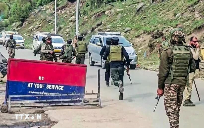 Fuerzas de seguridad indias desplegadas en el lugar de un ataque a turistas en Pahalgam, Jammu y Cachemira, el 22 de abril de 2025. (Foto: ANI/VNA)