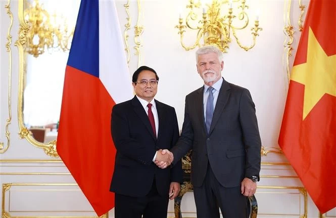 El primer ministro de Vietnam, Pham Minh Chinh, y el presidente de la República Checa, Petr Pavel. (Fuente: VNA)