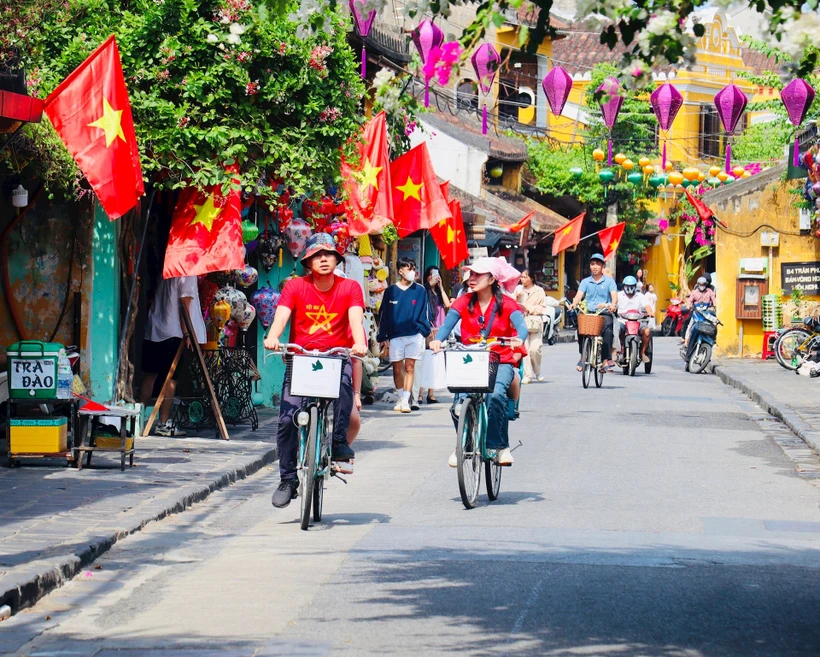 Recorren por bicicleta en la ciudad antigua de Hoi An. (Fuente: VNA)