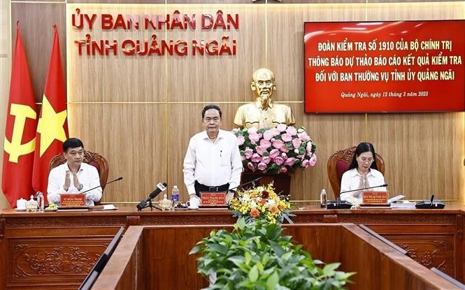 El presidente de la Asamblea Nacional de Vietnam, Tran Thanh Man, habla en una reunión de trabajo con el Buró ejecutivo del Comité del Partido Comunista de Vietnam en la provincia de Quang Ngai. (Fuente: VNA)