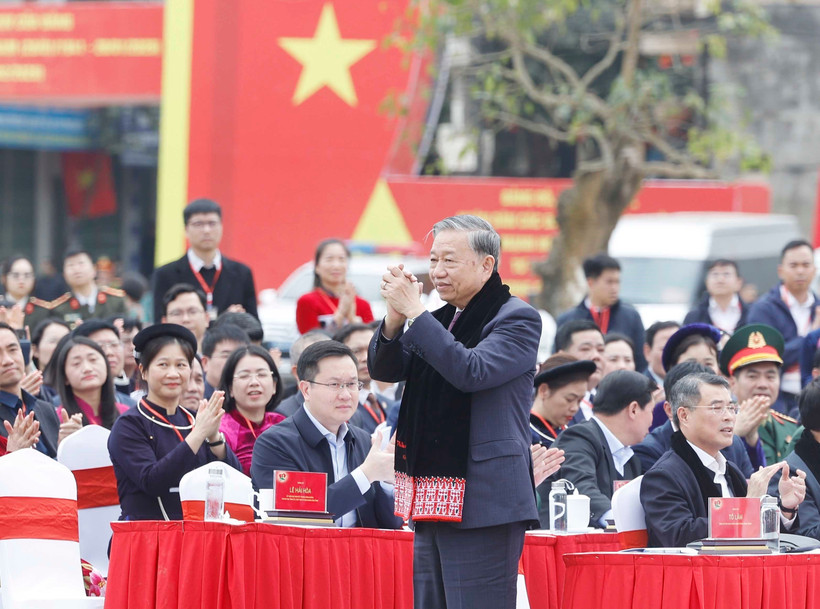 El secretario general del Partido, To Lam, con personas de diversos grupos étnicos en la provincia de Cao Bang. (Foto: VNA)
