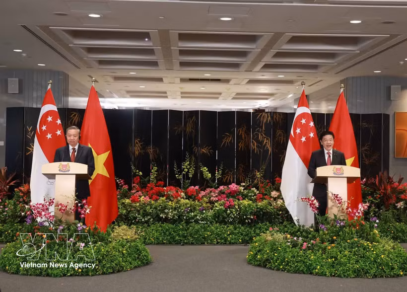 Durante su visita oficial a Singapur, el secretario general del Partido, To Lam, y el primer ministro singapurense y secretario general del Partido de Acción Popular (PAP), Lawrence Wong, anunciaron la elevación de las relaciones bilaterales a una asociación estratégica integral en una rueda de prensa tras sus conversaciones el 12 de marzo de 2025. (Foto: VNA)