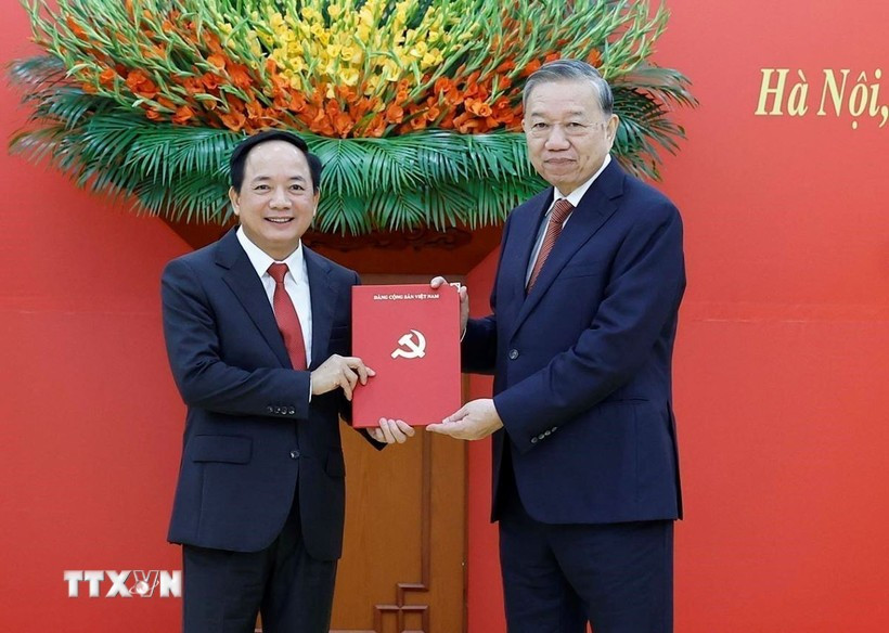 El secretario general del Partido Comunista de Vietnam, To Lam, entrega decisión de nombramiento a Trinh Van Quyet. (Foto: VNA)