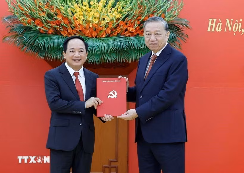 El secretario general del Partido Comunista de Vietnam, To Lam, entrega decisión de nombramiento a Trinh Van Quyet. (Foto: VNA)