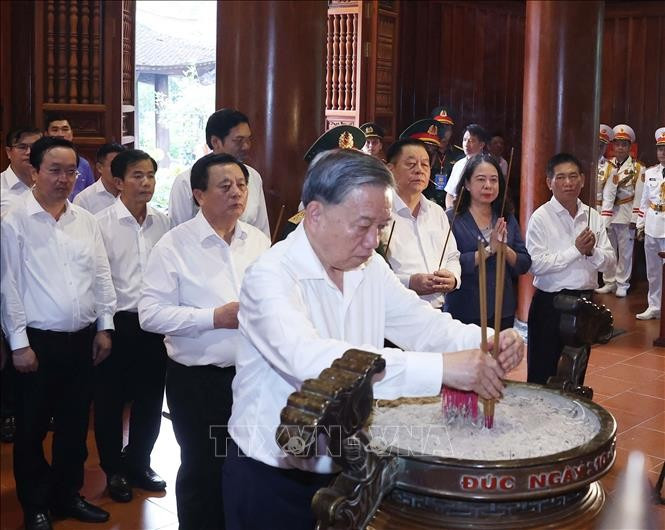 El secretario general del Partido Comunista de Vietnam, To Lam, rinde homenaje al Presidente Ho Chi Minh. (Fuente: VNA)