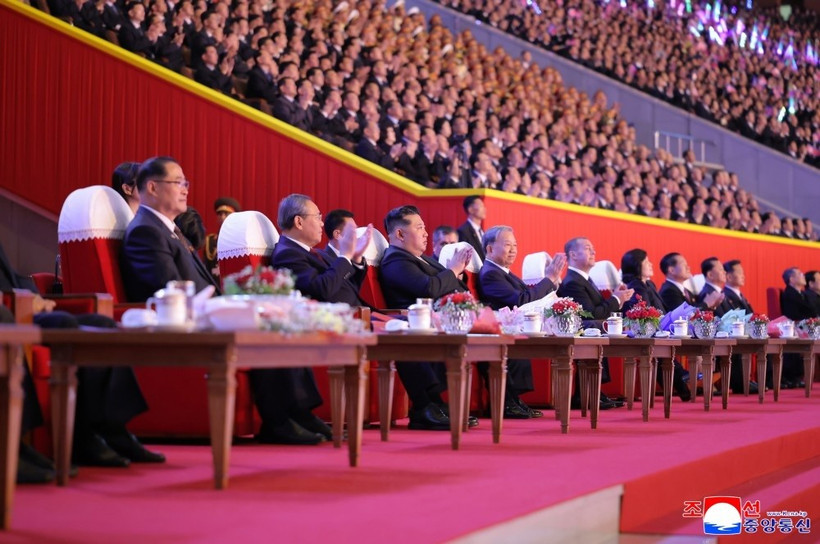 El secretario general del Partido Comunista de Vietnam, To Lam, junto con otros líderes, asisten a una actuación artística para celebrar el 80 aniversario de la fundación del Partido del Trabajo de Corea. (Foto: KCNA)