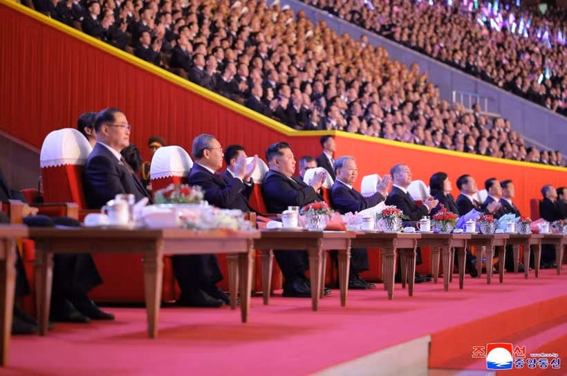 El secretario general del Partido Comunista de Vietnam, To Lam, junto con otros líderes, asisten a una actuación artística para celebrar el 80 aniversario de la fundación del Partido del Trabajo de Corea. (Foto: KCNA)