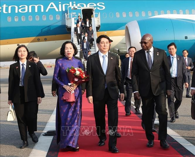 El presidente de Vietnam, Luong Cuong, y su esposa llegan a Luanda, iniciando su visita de Estado a Angola. (Fuente: VNA)