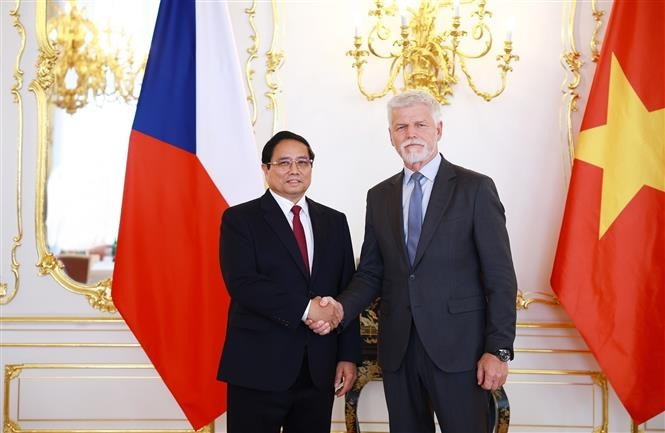 El primer ministro de Vietnam, Pham Minh Chinh, y el presidente de la República Checa, Petr Pavel. (Fuente: VNA)