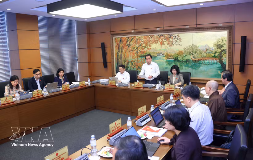 Los diputados de la Asamblea Nacional de Vietnam discuten el proyecto de la Resolución 80-NQ/TW del Buró Político. (Foto: VNA)