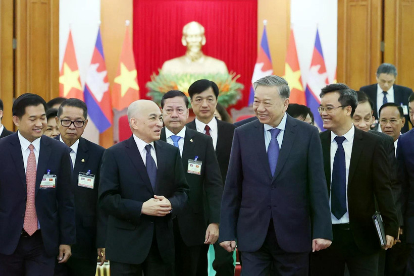 El secretario general del Partido Comunista de Vietnam, To Lam, y el rey camboyano, Norodom Sihamoni, durante la visita del último a Vietnam, el 28 de noviembre de 2025. (Foto: VNA)