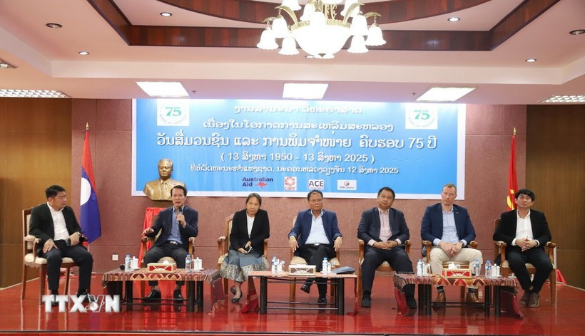 Bui Xuan Tu (segundo desde la izquierda), corresponsal en jefe de la Agencia Vietnamita de Noticias (VNA), presenta sobre la VNA en el evento. (Foto: VNA)