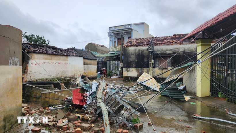 Las casas de los habitantes de la comuna de Hoang Giang (Thanh Hoa) son destruidas por los vientos de la tormenta y sus techos fueron arrancados. (Foto: VNA)