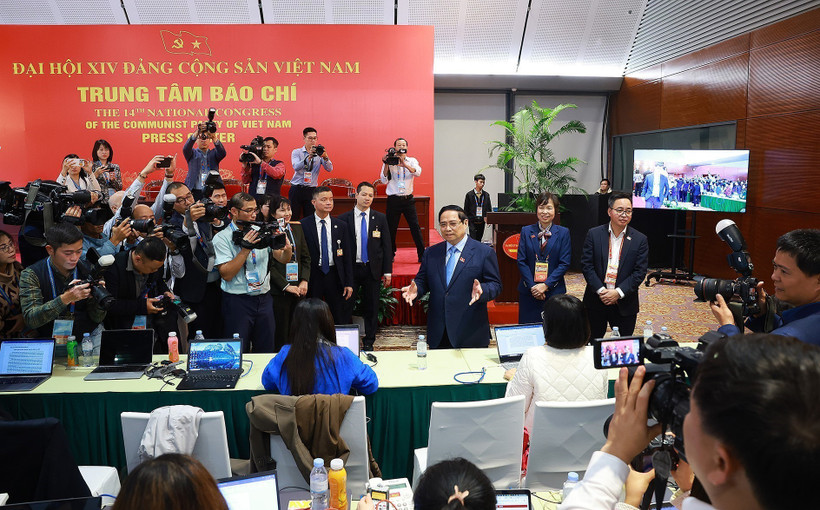 El primer ministro Pham Minh Chinh visita el Centro de Prensa del XIV Congreso Nacional del Partido Comunista de Vietnam. (Foto: VNA)
