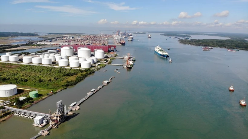 Actividades de importación de GNL en el almacén del puerto de Thi Vai. Foto: VNA
