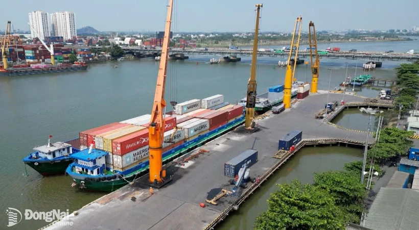 Transporte de mercancías de importación y exportación en el puerto de Dong Nai. (Fuente: baodongnai.com.vn)