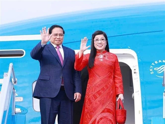 El primer ministro de Vietnam, Pham Minh Chinh, y su esposa parten de Hanoi para visitar Polonia, República Checa y asistir a FEM. (Fuente: VNA)