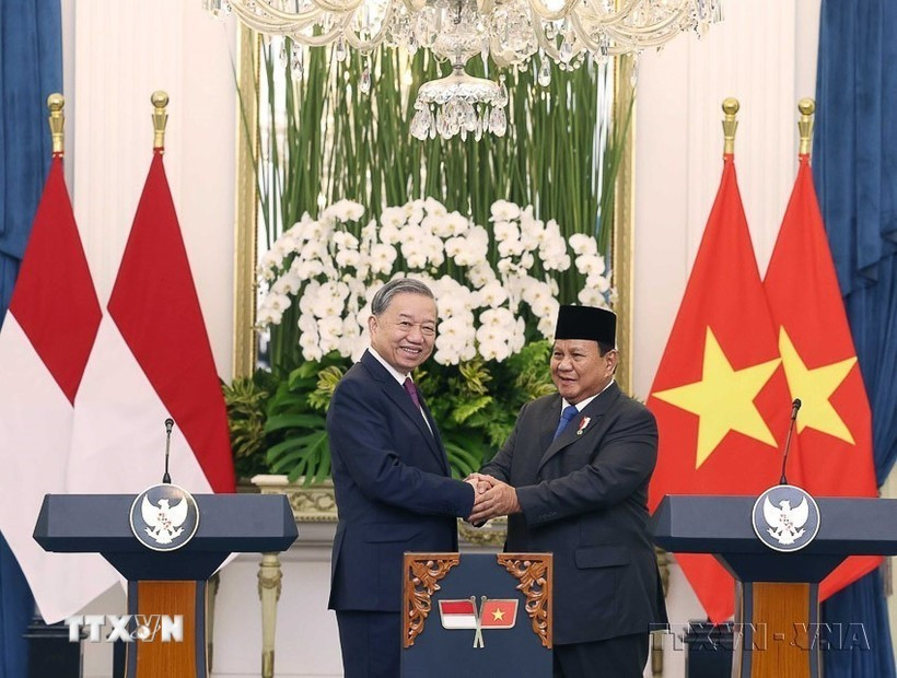 El secretario general del Partido Comunista de Vietnam, To Lam, y el presidente de Indonesia, Prabowo Subianto, anunciaron la elevación de las relaciones bilaterales a una Asociación Estratégica Integral, en Yakarta, 10 de marzo de 2025. (Foto: VNA)