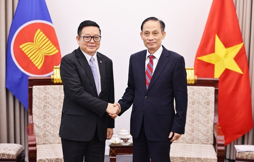 El ministro de Relaciones Exteriores de Vietnam, Le Hoai Trung, recibe en Hanoi al secretario general de la ASEAN, Kao Kim Hourn. (Foto: VNA)