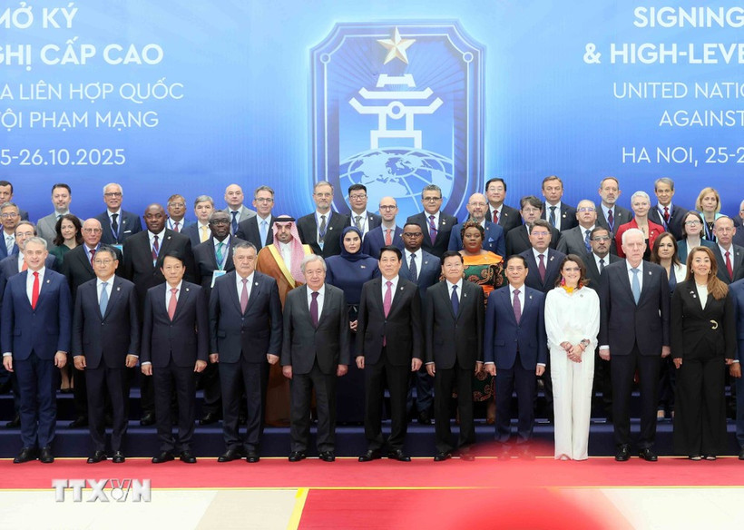 El presidente de Vietnam, Luong Cuong, el secretario general de la ONU, António Guterres, y los jefes de delegación posan para una foto de grupo. (Foto: VNA)